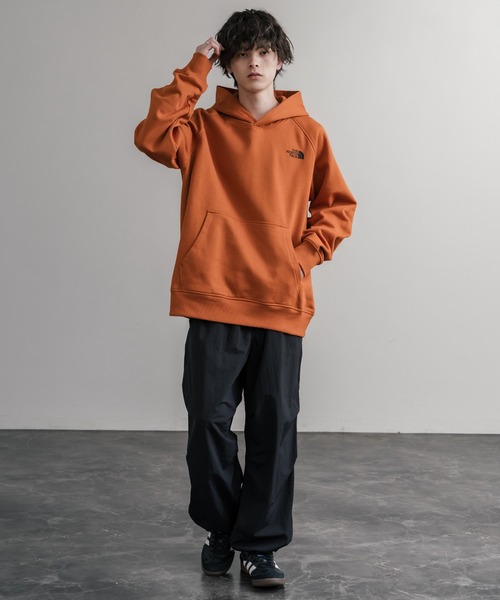 THE NORTH FACE(ザノースフェイス)の「THE NORTH FACE ザ・ノースフェイス RAGLAN REDBOX HOODIE オーバーサイズ裏起毛バックプリントラグランプルオーバーパーカー(パーカー・メンズ・ブラック/オレンジ・M/L)」の14枚目の写真
