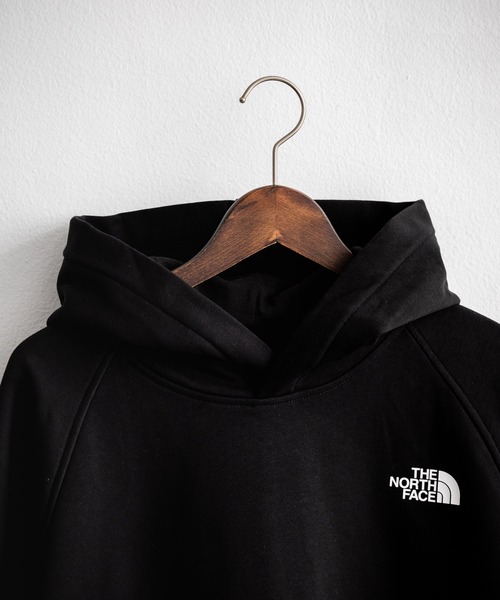 THE NORTH FACE(ザノースフェイス)の「THE NORTH FACE ザ・ノースフェイス RAGLAN REDBOX HOODIE オーバーサイズ裏起毛バックプリントラグランプルオーバーパーカー(パーカー・メンズ・ブラック/オレンジ・M/L)」の21枚目の写真