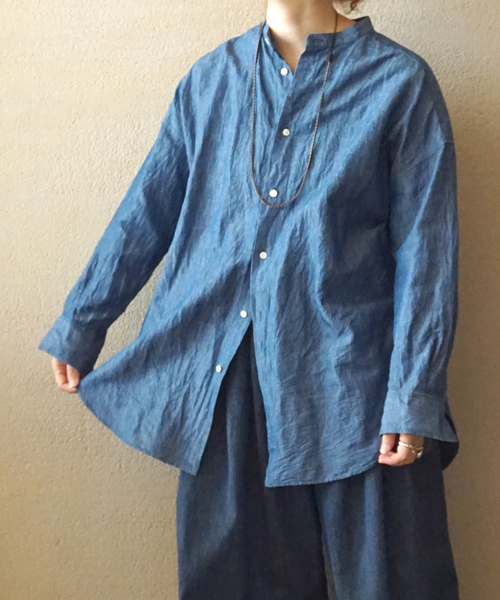 JOURNAL STANDARD LUXE（ジャーナルスタンダード　ラックス）の「CLシャンブレー スタンドカラーシャツ（シャツ/ブラウス・レディース・ブルー系その他/ホワイト・FREE）」の2枚目の写真