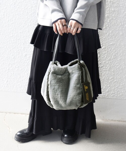 folna(フォルナ)の「【SHIPS any別注】Folna: 2WAY フェイクファー バッグ 25AW(トートバッグ・レディース・ライトグレー・ONE SIZE)」の2枚目の写真