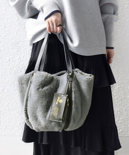 folna(フォルナ)の「【SHIPS any別注】Folna: 2WAY フェイクファー バッグ 25AW(トートバッグ・レディース・ライトグレー・ONE SIZE)」の3枚目の写真