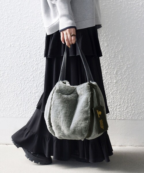 folna(フォルナ)の「【SHIPS any別注】Folna: 2WAY フェイクファー バッグ 25AW(トートバッグ・レディース・ライトグレー・ONE SIZE)」の4枚目の写真