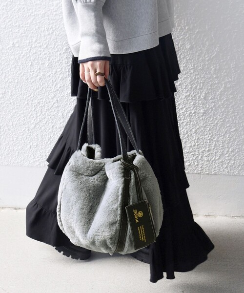 folna(フォルナ)の「【SHIPS any別注】Folna: 2WAY フェイクファー バッグ 25AW(トートバッグ・レディース・ライトグレー・ONE SIZE)」の5枚目の写真