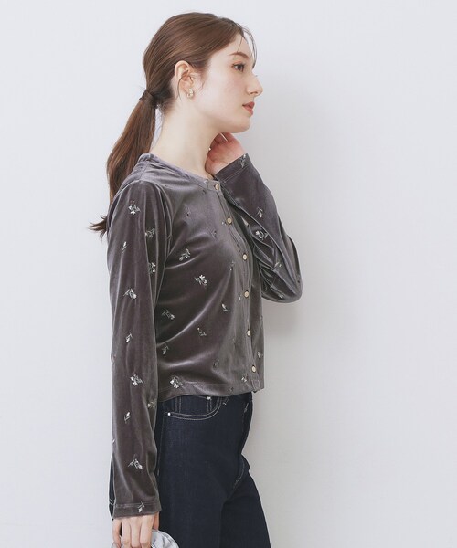 index（インデックス）の「小花刺繍ベロアショートカーディガン【洗濯機OK】（カーディガン/ボレロ・レディース・ネイビー/パープル系4/チャコールグレー・40/38/36）」の4枚目の写真