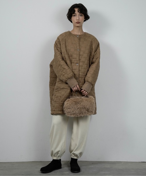 lawgy（ラウジー）の「collarless square embroidery quilting coat / カラーレススクエアエンブロイダリーキルティングコート（その他アウター・レディース・キャメル/アイボリー/ブラック・FREE）」の3枚目の写真