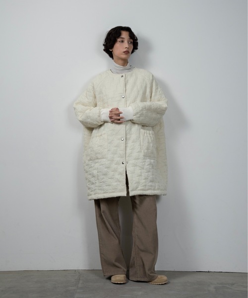 lawgy（ラウジー）の「collarless square embroidery quilting coat / カラーレススクエアエンブロイダリーキルティングコート（その他アウター・レディース・キャメル/アイボリー/ブラック・FREE）」の4枚目の写真