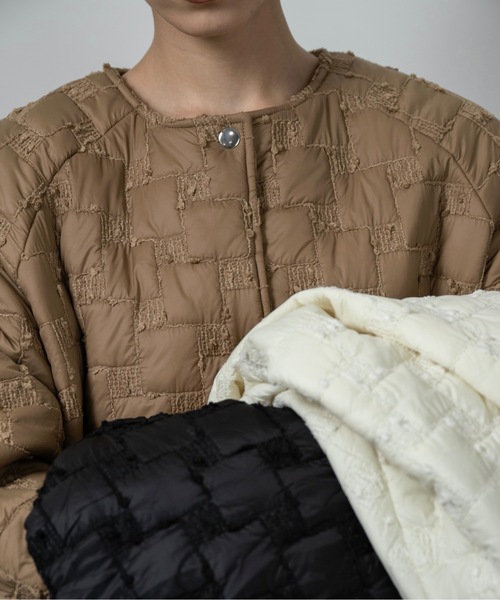 lawgy（ラウジー）の「collarless square embroidery quilting coat / カラーレススクエアエンブロイダリーキルティングコート（その他アウター・レディース・キャメル/アイボリー/ブラック・FREE）」の14枚目の写真