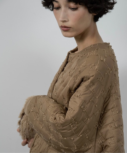 lawgy（ラウジー）の「collarless square embroidery quilting coat / カラーレススクエアエンブロイダリーキルティングコート（その他アウター・レディース・キャメル/アイボリー/ブラック・FREE）」の13枚目の写真