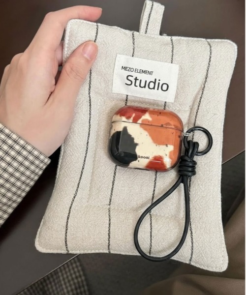 ammy.（エイミードット）の「【 ammy. / エイミードット 】 マーブル デザイン airpods ケース（ヘッドフォン/イヤホン・キッズ・ブラウン系・A/B/C）」の2枚目の写真