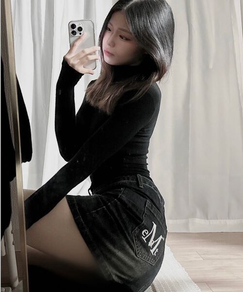 MUCENT（ムセント）の「クレイルバックポケットビッグロゴデニムスカート（2カラー）（スカート・レディース・ダークブルー/エメラルドブルー・SMALL/MEDIUM/LARGE）」の19枚目の写真