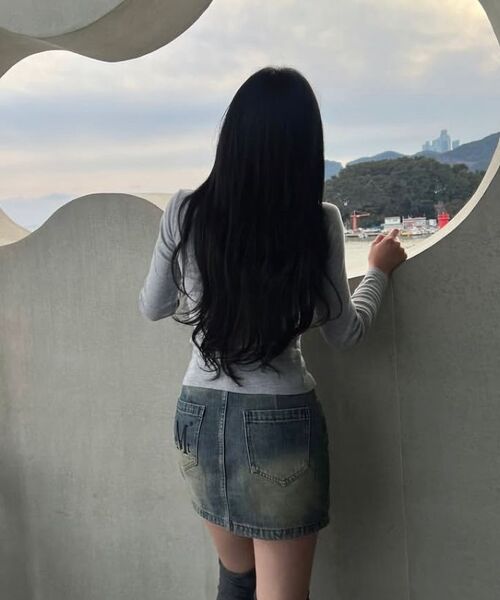 MUCENT（ムセント）の「クレイルバックポケットビッグロゴデニムスカート（2カラー）（スカート・レディース・ダークブルー/エメラルドブルー・SMALL/MEDIUM/LARGE）」の18枚目の写真