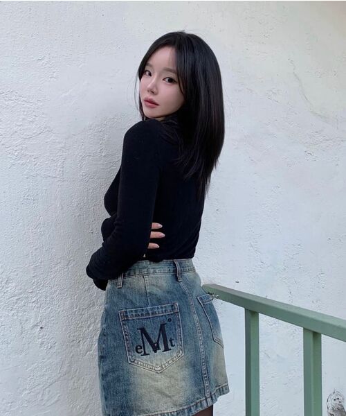 MUCENT（ムセント）の「クレイルバックポケットビッグロゴデニムスカート（2カラー）（スカート・レディース・ダークブルー/エメラルドブルー・SMALL/MEDIUM/LARGE）」の12枚目の写真