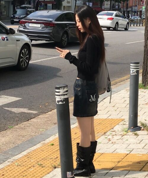 MUCENT（ムセント）の「クレイルバックポケットビッグロゴデニムスカート（2カラー）（スカート・レディース・ダークブルー/エメラルドブルー・SMALL/MEDIUM/LARGE）」の5枚目の写真