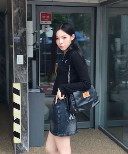 MUCENT（ムセント）の「クレイルバックポケットビッグロゴデニムスカート（2カラー）（スカート・レディース・ダークブルー/エメラルドブルー・SMALL/MEDIUM/LARGE）」の4枚目の写真