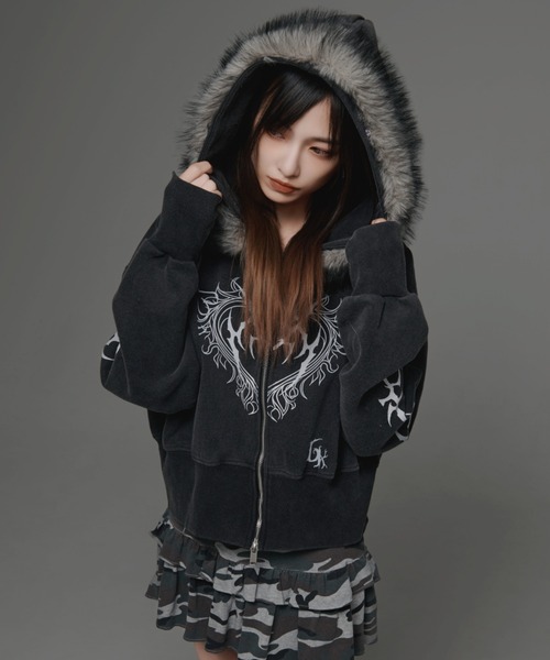 Lovilyn【初回即完】ファーフードもちっとボリュームパーカー ブラック セール】『.KOM/ドットケーオーエム』ファーフードクロップZIP