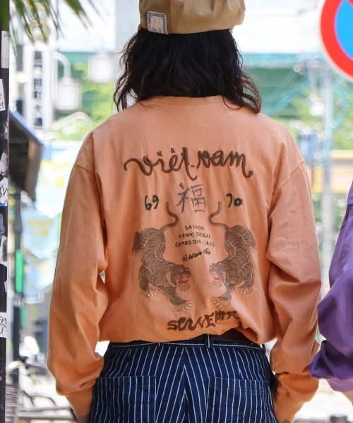 KRIFF MAYER（クリフメイヤー）の「【綿100％】スーベニア刺繍ロンT(虎)（Tシャツ/カットソー・メンズ・チャコール/サンドベージュ/オレンジ/パープル・MEDIUM/LARGE/X-LARGE）」の4枚目の写真