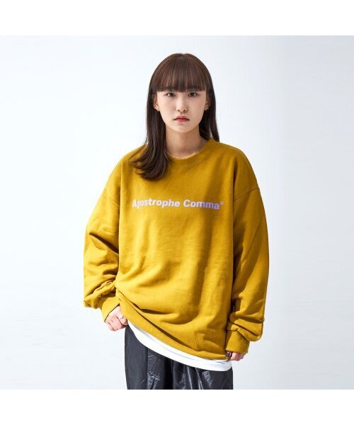 APOSTROPHE COMMA(アポストロフィコンマ)の「ベーシックフルネームロゴスウェットシャツ(オリーブ/パープル)(スウェット・レディース・オリーブ・LARGE/MEDIUM)」の1枚目の写真