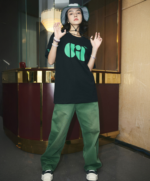 CORALIAN(コラリアン)の「ロゴグラフィックコットンTシャツブラック(Tシャツ/カットソー・レディース・その他・S/M/L/2XL/XL/4XL/XS/3XL)」の2枚目の写真