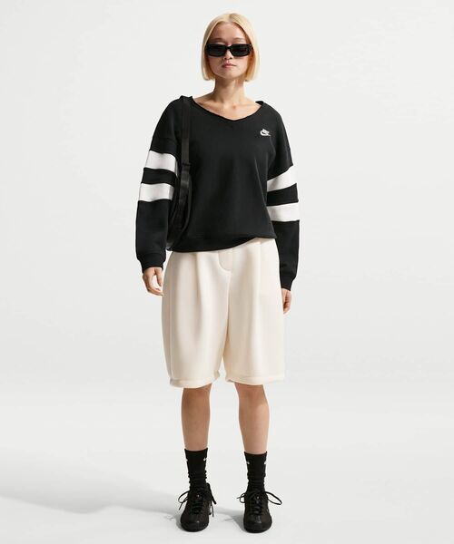 NIKE（ナイキ）の「ナイキ スポーツウェア クラブ フリース ウィメンズ オーバーサイズド Vネック スウェットシャツ / Nike Sportswear Club Fleece Women's Oversized V-Neck Sweatshirt IQ0085-010 Black（スウェット・レディース・ブラック・XL/L/M/S/XS）」の5枚目の写真