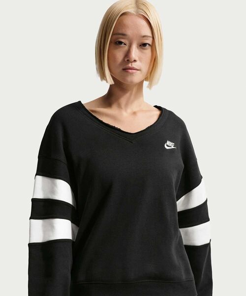 NIKE（ナイキ）の「ナイキ スポーツウェア クラブ フリース ウィメンズ オーバーサイズド Vネック スウェットシャツ / Nike Sportswear Club Fleece Women's Oversized V-Neck Sweatshirt IQ0085-010 Black（スウェット・レディース・ブラック・XL/L/M/S/XS）」の2枚目の写真