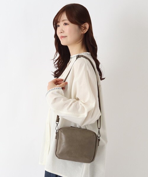 one'sterrace(ワンズテラス)の「fulcro キューブ合皮ショルダー(ショルダーバッグ・レディース・ベージュ系その他7/アイボリー系8/ブラック系8・99)」の16枚目の写真