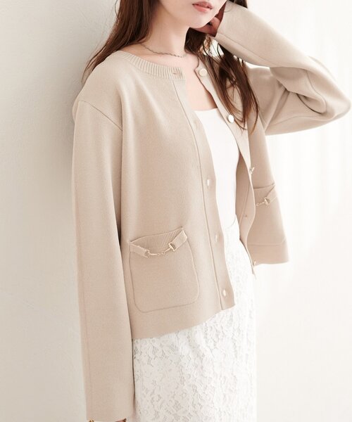 natural couture（ナチュラルクチュール）の「ビットポケットニットジャケット（ノーカラージャケット・レディース・オフホワイト/ベージュ/ブラック/サックスブルー・FREE）」の3枚目の写真