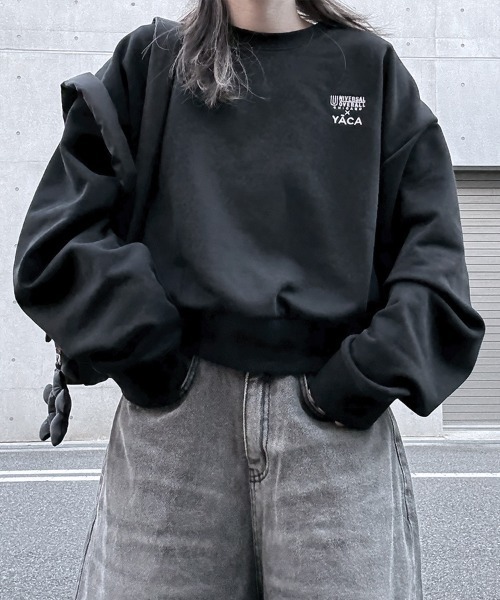 UNIVERSAL OVERALL（ユニバーサルオーバーオール）の「[別注]UNIVERSAL OVERALL×YACA Collaboration Sweat【unisex item】（スウェット・レディース・ブラック/アッシュグレー・1/2）」の2枚目の写真