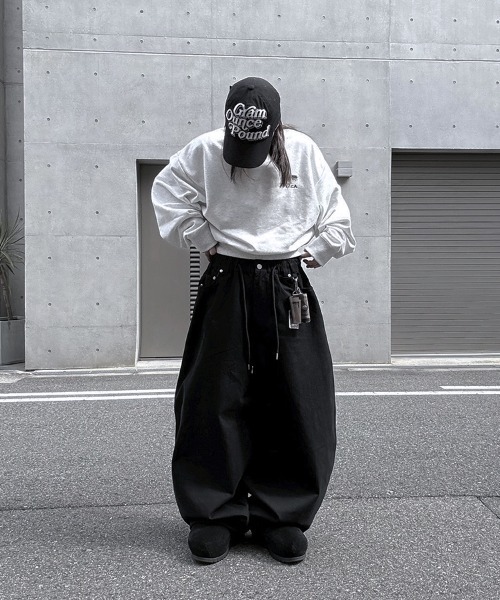 UNIVERSAL OVERALL（ユニバーサルオーバーオール）の「[別注]UNIVERSAL OVERALL×YACA Collaboration Sweat【unisex item】（スウェット・レディース・ブラック/アッシュグレー・1/2）」の3枚目の写真