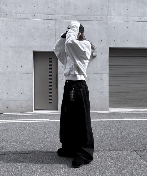 UNIVERSAL OVERALL（ユニバーサルオーバーオール）の「[別注]UNIVERSAL OVERALL×YACA Collaboration Sweat【unisex item】（スウェット・レディース・ブラック/アッシュグレー・1/2）」の4枚目の写真