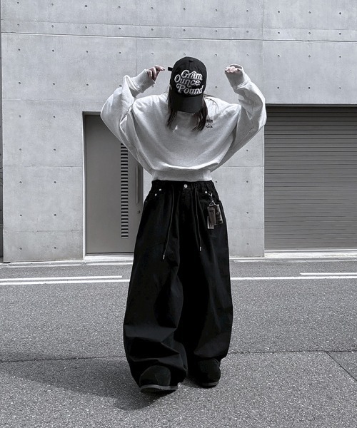 UNIVERSAL OVERALL（ユニバーサルオーバーオール）の「[別注]UNIVERSAL OVERALL×YACA Collaboration Sweat【unisex item】（スウェット・レディース・ブラック/アッシュグレー・1/2）」の5枚目の写真