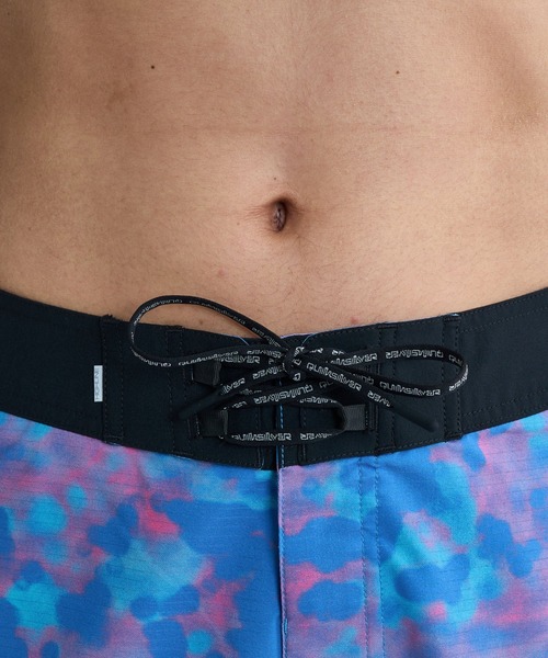 Quiksilver(クイックシルバー)の「QUIKSILVER メンズ HIGHLINE PRINTED 20 ボードショーツ フィットタイ 20インチ インナーショーツなしタイプ 撥水加工 速乾・撥水加工 【2026年春夏モデル】(水着・メンズ・ブラック系その他/ブラック系その他2/ブルー系その他・32inch/30inch/28inch)」の4枚目の写真