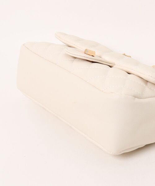 flower（フラワー）の「プレザーチェーンバッグ（ショルダーバッグ・レディース・アイボリー/ベージュ・FREE）」の4枚目の写真