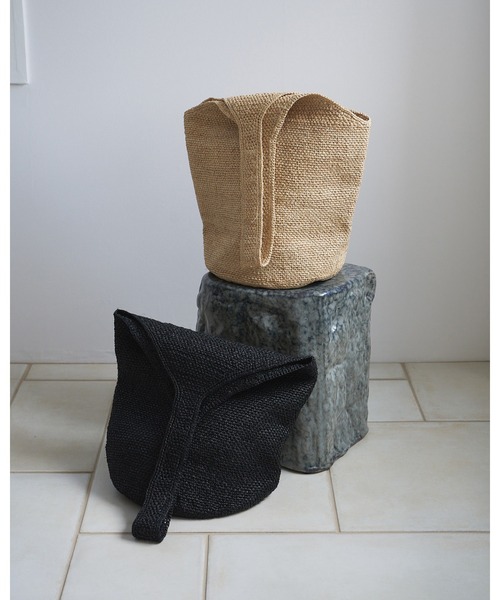 anuke(アンヌーク)の「Raffia Tote Bag(トートバッグ・レディース・ブラック/ナチュラル・FREE)」の6枚目の写真