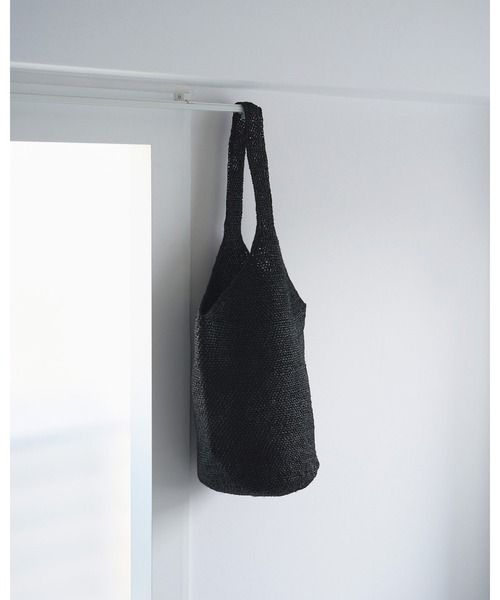 anuke(アンヌーク)の「Raffia Tote Bag(トートバッグ・レディース・ブラック/ナチュラル・FREE)」の4枚目の写真