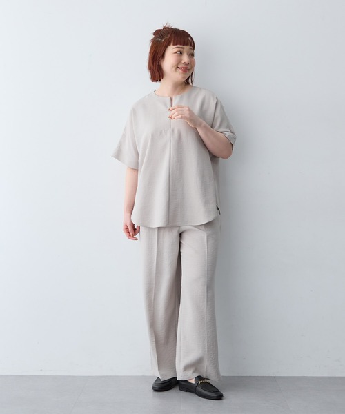 anyfee（エニフィー）の「【anyfee/大きいサイズ】リネン調ジップ付Tブラウス《接触冷感 ・UVカット・イージーケア 》（2026SS）（シャツ/ブラウス・レディース・ブルー/ブラック系その他/ベージュ/チャコール/ブラウン・4L/3L/LL/5L）」の6枚目の写真