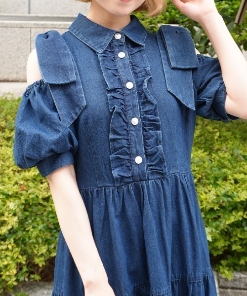 axes femme POETIQUE（アクシーズファムポエティック）の「リボンショルダーデニムＯＰ（ワンピース・レディース・インディゴブルー/ブルー/ワンウォッシュ・MEDIUM）」の7枚目の写真
