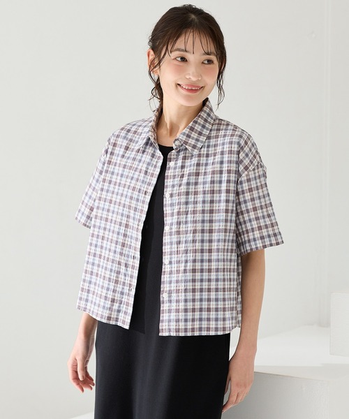 Honeys(ハニーズ)の「チェック柄ショートシャツ(シャツ/ブラウス・レディース・ブラウン系その他/ホワイト×ブルー/ネイビー系1/グレー×ホワイト・L/LL/M/S)」の2枚目の写真