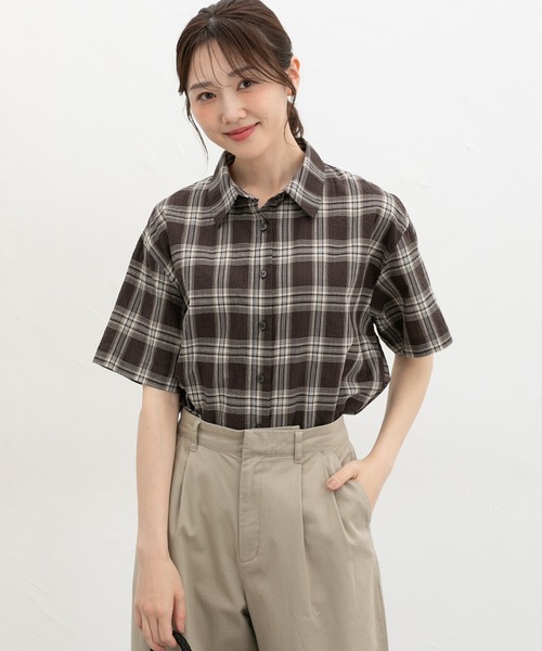Honeys(ハニーズ)の「チェック柄ショートシャツ(シャツ/ブラウス・レディース・ブラウン系その他/ホワイト×ブルー/ネイビー系1/グレー×ホワイト・L/LL/M/S)」の4枚目の写真