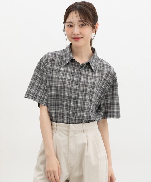 Honeys(ハニーズ)の「チェック柄ショートシャツ(シャツ/ブラウス・レディース・ブラウン系その他/ホワイト×ブルー/ネイビー系1/グレー×ホワイト・L/LL/M/S)」の3枚目の写真