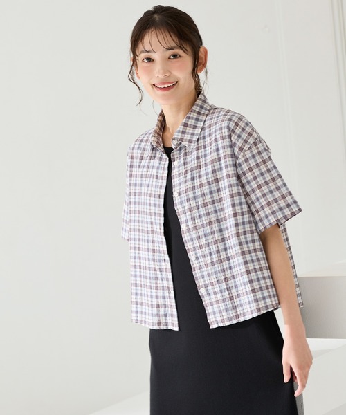 Honeys(ハニーズ)の「チェック柄ショートシャツ(シャツ/ブラウス・レディース・ブラウン系その他/ホワイト×ブルー/ネイビー系1/グレー×ホワイト・L/LL/M/S)」の7枚目の写真