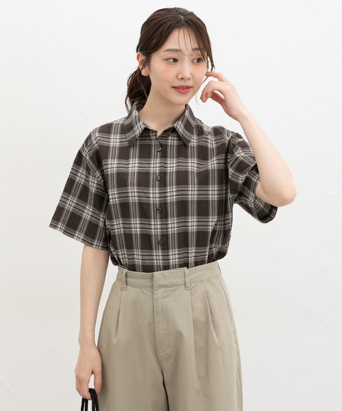 Honeys(ハニーズ)の「チェック柄ショートシャツ(シャツ/ブラウス・レディース・ブラウン系その他/ホワイト×ブルー/ネイビー系1/グレー×ホワイト・L/LL/M/S)」の11枚目の写真
