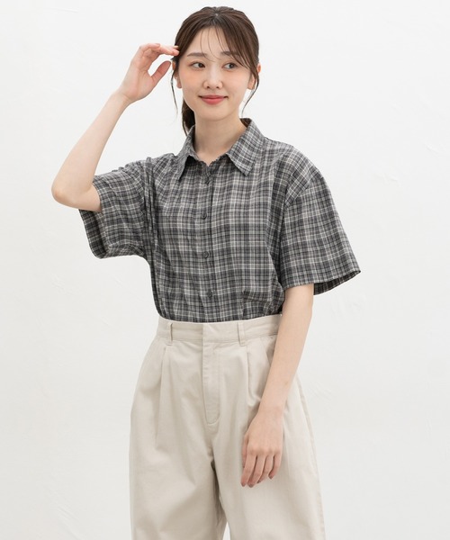 Honeys(ハニーズ)の「チェック柄ショートシャツ(シャツ/ブラウス・レディース・ブラウン系その他/ホワイト×ブルー/ネイビー系1/グレー×ホワイト・L/LL/M/S)」の13枚目の写真