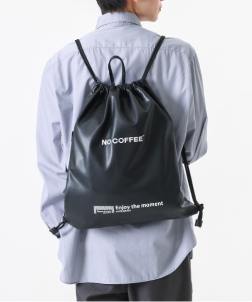 NO COFFEE(ノーコーヒー)の「【Ficce Brave/フィセブレイブ】 × NO COFFEE ナップサック(バックパック/リュック・メンズ・ブラック/グレー/ベージュ・FREE)」の1枚目の写真