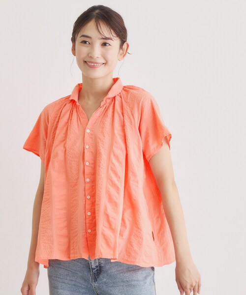 LAURA ASHLEY(ローラアシュレイ)の「【日本製/ワンマイルウエア】コットンワイドストライプ ギャザーブラウス(シャツ/ブラウス・レディース・グレー/ライトオレンジ系・38)」の2枚目の写真