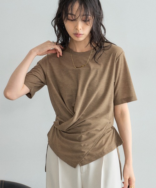 &. NOSTALGIA(アンドドットノスタルジア)の「フロントスリットマルチWAYプルオーバー(Tシャツ/カットソー・レディース・オフホワイト/モカ・FREE)」の2枚目の写真