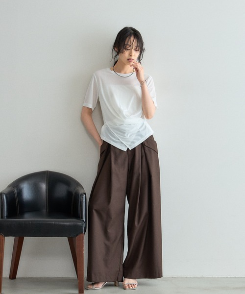 &. NOSTALGIA(アンドドットノスタルジア)の「フロントスリットマルチWAYプルオーバー(Tシャツ/カットソー・レディース・オフホワイト/モカ・FREE)」の3枚目の写真