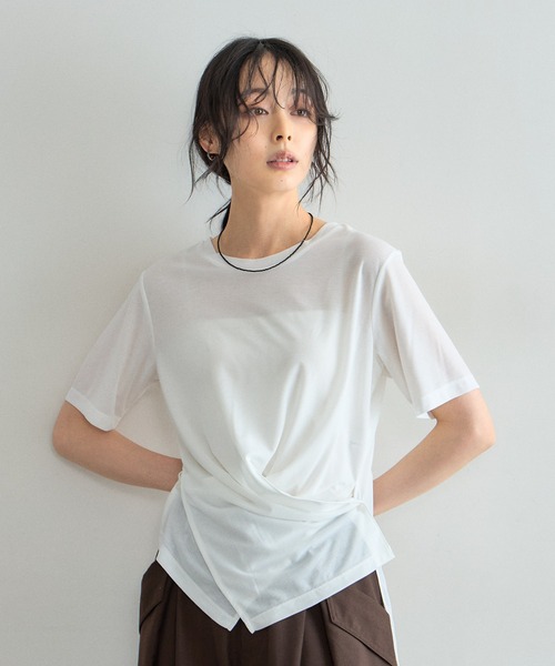&. NOSTALGIA(アンドドットノスタルジア)の「フロントスリットマルチWAYプルオーバー(Tシャツ/カットソー・レディース・オフホワイト/モカ・FREE)」の4枚目の写真