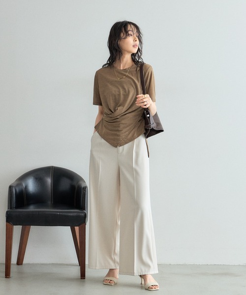 &. NOSTALGIA(アンドドットノスタルジア)の「フロントスリットマルチWAYプルオーバー(Tシャツ/カットソー・レディース・オフホワイト/モカ・FREE)」の7枚目の写真