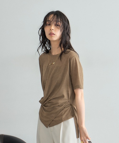 &. NOSTALGIA(アンドドットノスタルジア)の「フロントスリットマルチWAYプルオーバー(Tシャツ/カットソー・レディース・オフホワイト/モカ・FREE)」の8枚目の写真