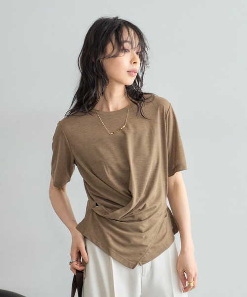 &. NOSTALGIA(アンドドットノスタルジア)の「フロントスリットマルチWAYプルオーバー(Tシャツ/カットソー・レディース・オフホワイト/モカ・FREE)」の9枚目の写真